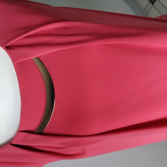 NWOT LAURA ladies sleeveless top in coral with goldtone band at neckline - Picture 2 of 8